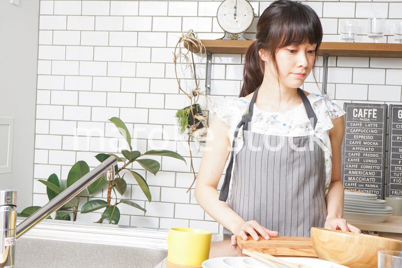 料理をする若い女性　