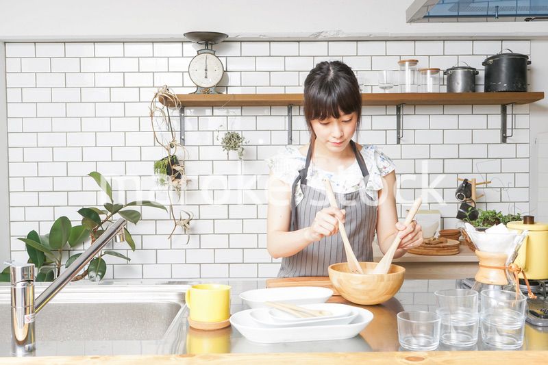 料理をする若い女性　