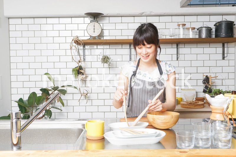 料理をする若い女性　