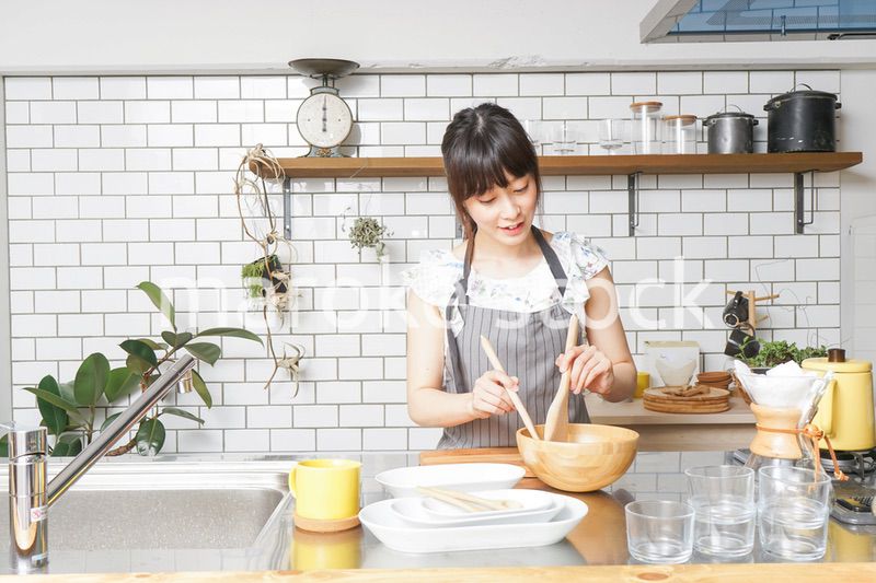 料理をする若い女性　