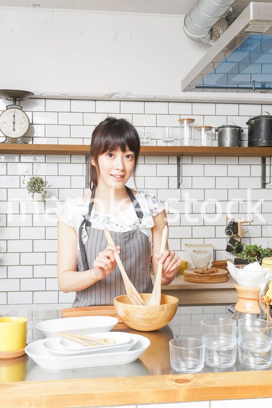 料理をする若い女性　