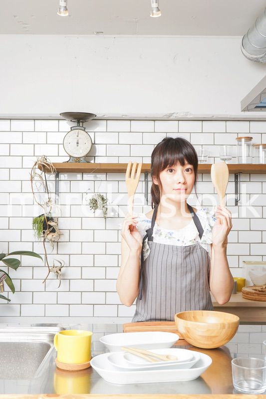 料理をする若い女性　