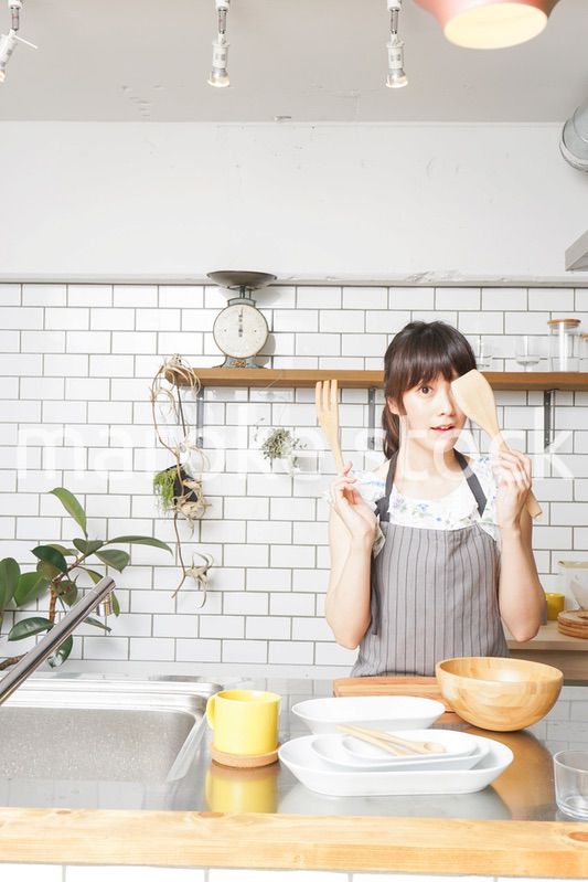 料理をする若い女性　