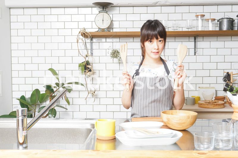 料理をする若い女性　