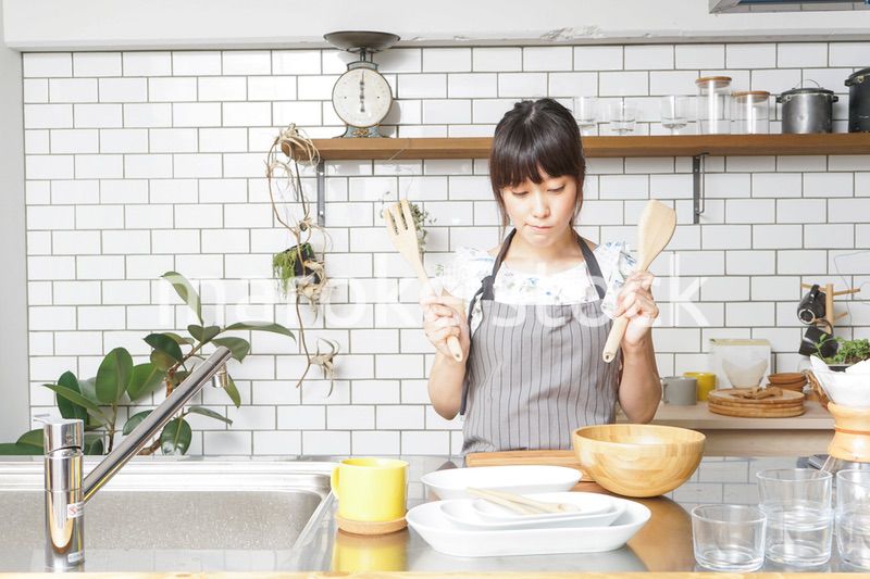 料理をする若い女性　