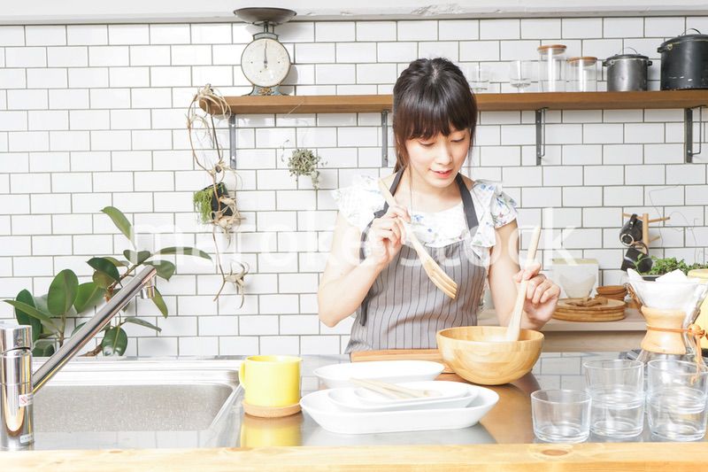 料理をする若い女性　