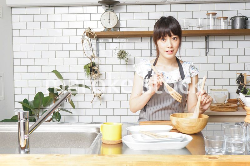 料理をする若い女性　