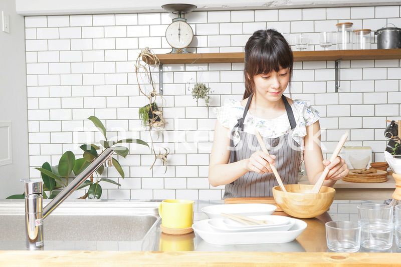 料理をする若い女性　