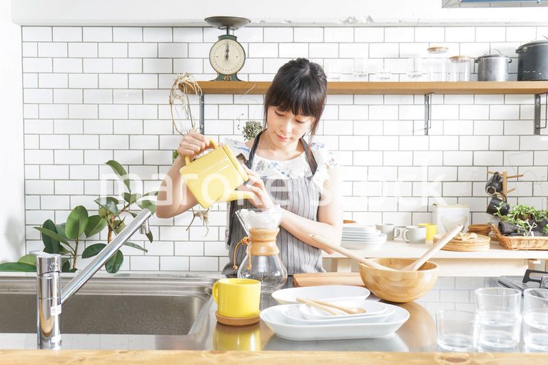 ドリップコーヒーを入れる若い女性