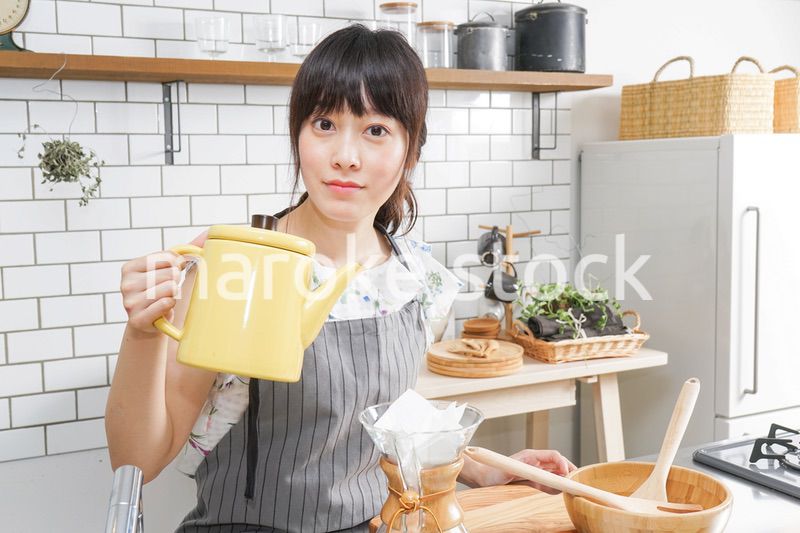 ドリップコーヒーを入れる若い女性