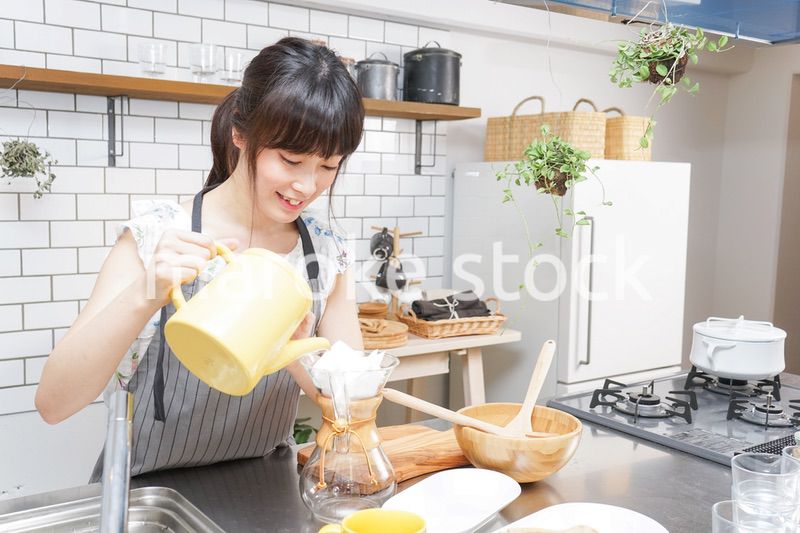 ドリップコーヒーを入れる若い女性