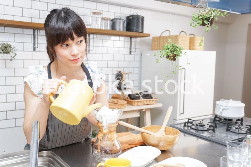 ドリップコーヒーを入れる若い女性