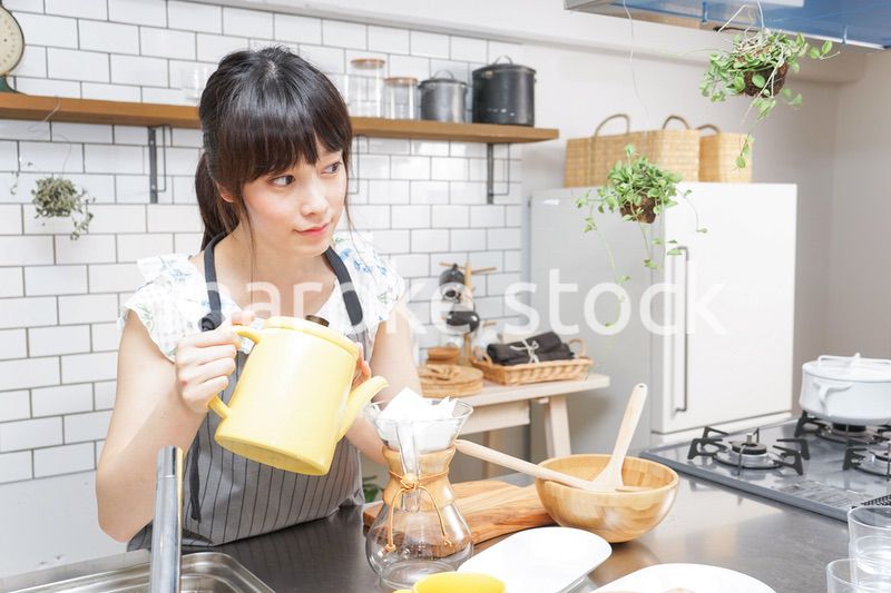 ドリップコーヒーを入れる若い女性