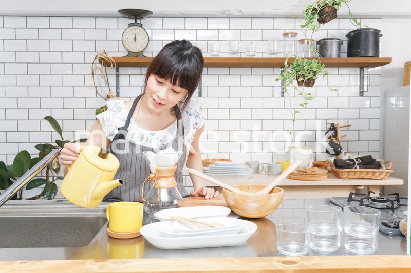 ドリップコーヒーを入れる若い女性