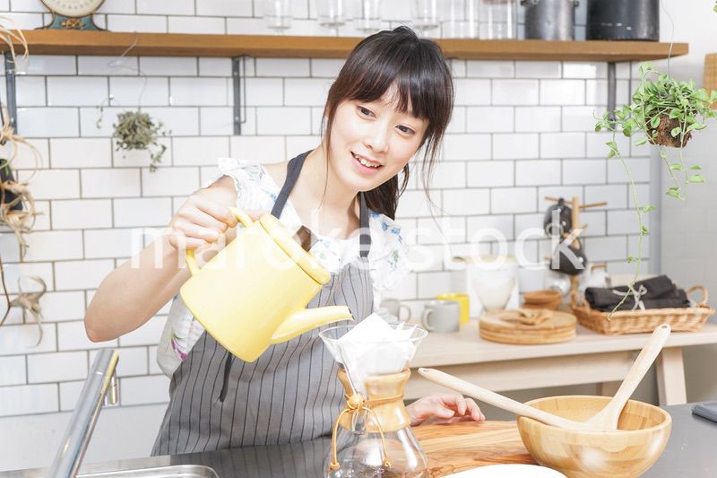 ドリップコーヒーを入れる若い女性