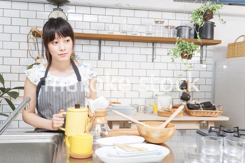 ドリップコーヒーを入れる若い女性