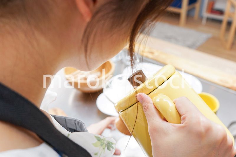 ドリップコーヒーを入れる若い女性