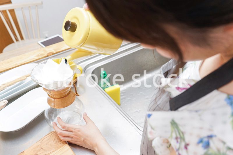 ドリップコーヒーを入れる若い女性