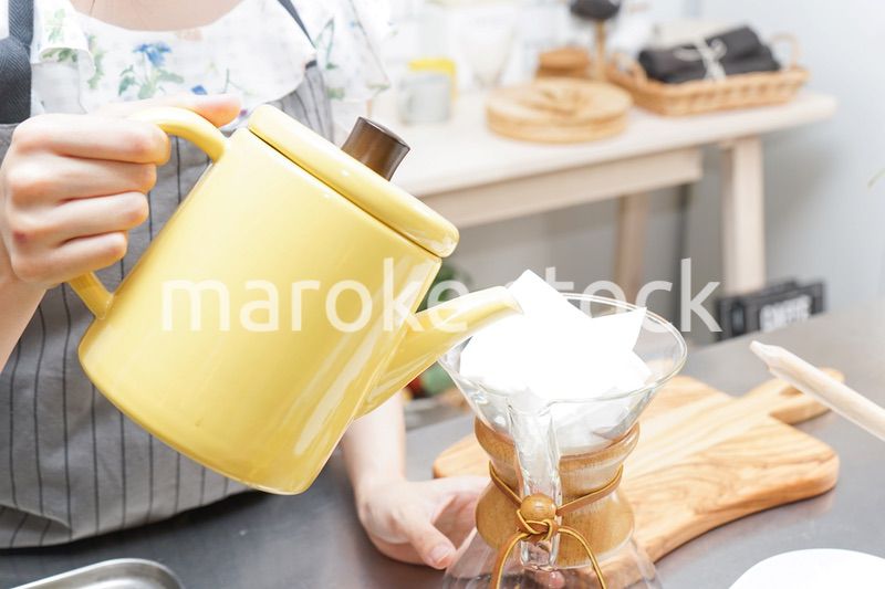 ドリップコーヒーを入れる若い女性