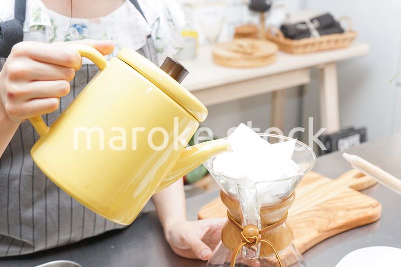 ドリップコーヒーを入れる若い女性