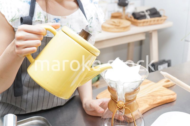 ドリップコーヒーを入れる若い女性
