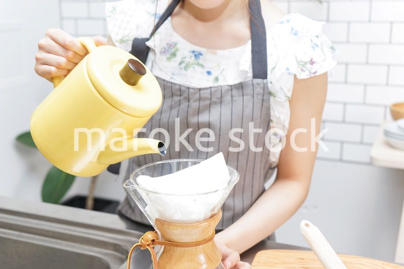 ドリップコーヒーを入れる若い女性