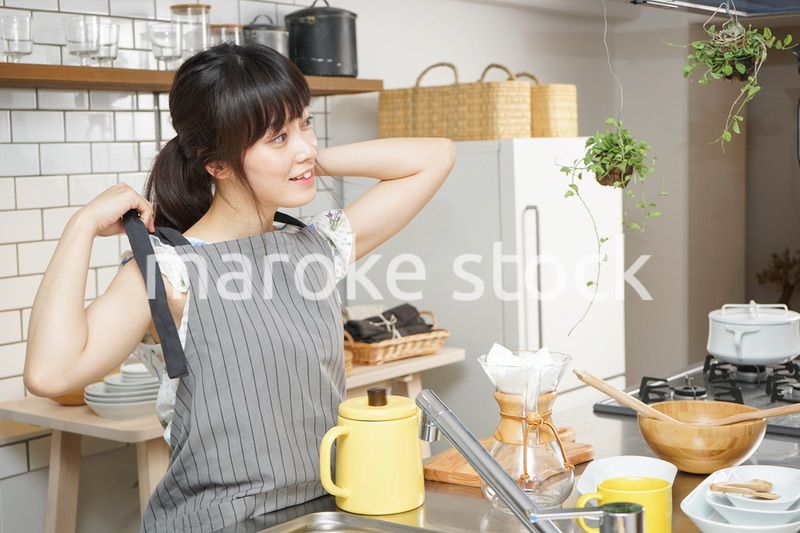 コーヒーを淹れるカフェスタッフ