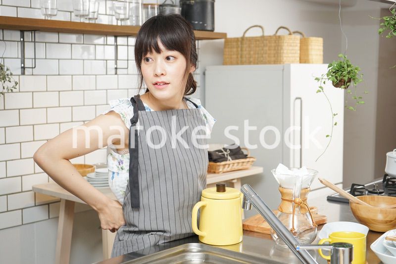 コーヒーを淹れるカフェスタッフ