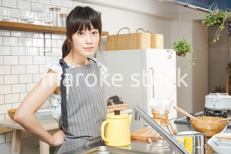 コーヒーを淹れるカフェスタッフ