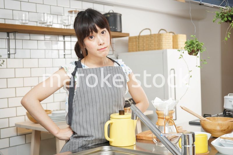 コーヒーを淹れるカフェスタッフ