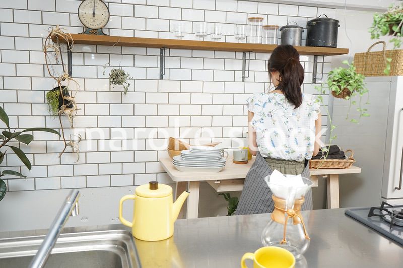 コーヒーを淹れるカフェスタッフ