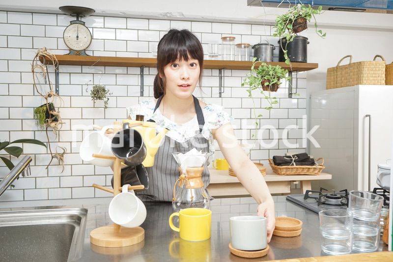 コーヒーを淹れるカフェスタッフ