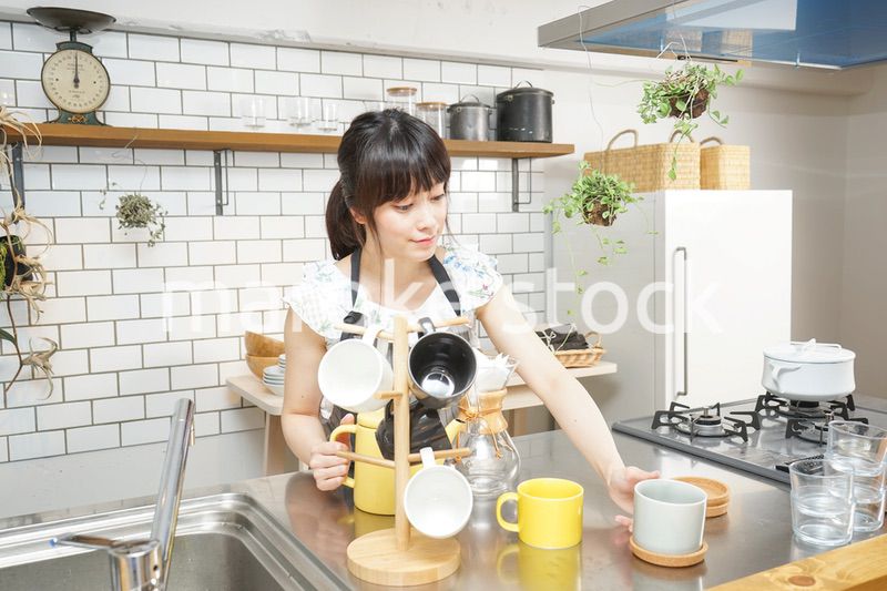 コーヒーを淹れるカフェスタッフ