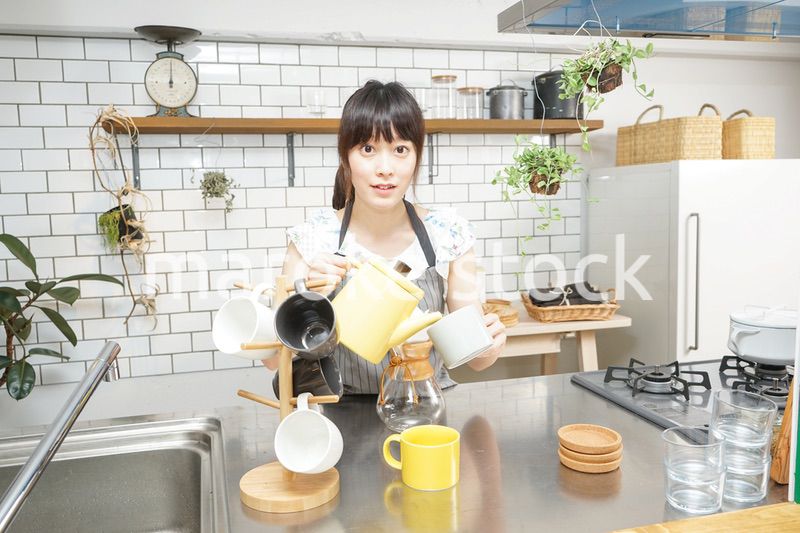 コーヒーを淹れるカフェスタッフ