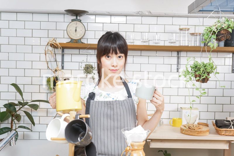 ドリップコーヒーを入れる若い女性