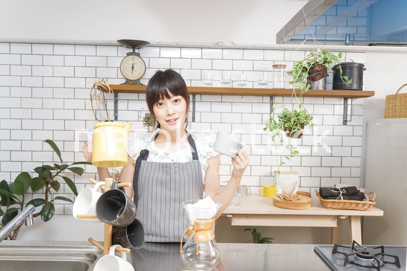 ドリップコーヒーを入れる若い女性