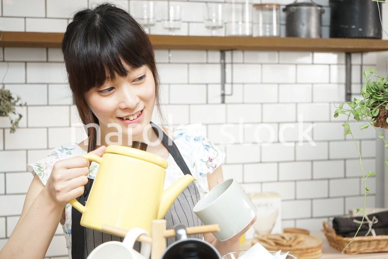 コーヒーを淹れるカフェスタッフ