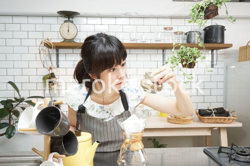 コーヒーを淹れるカフェスタッフ