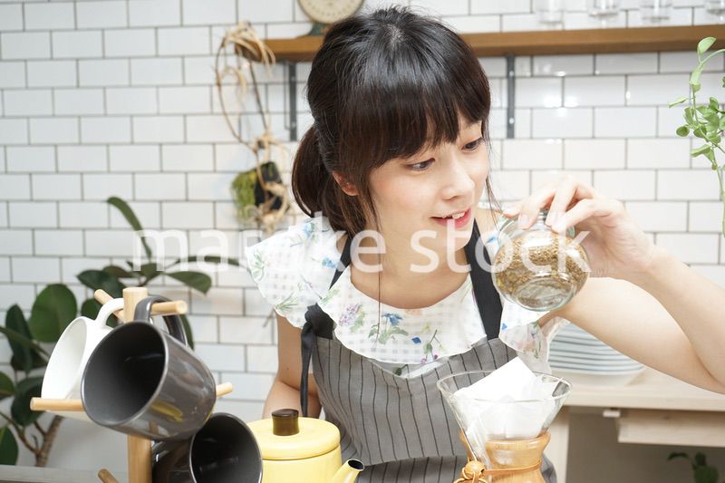 コーヒーを淹れるカフェスタッフ