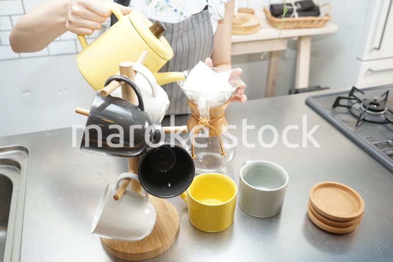 コーヒーを淹れるカフェスタッフ