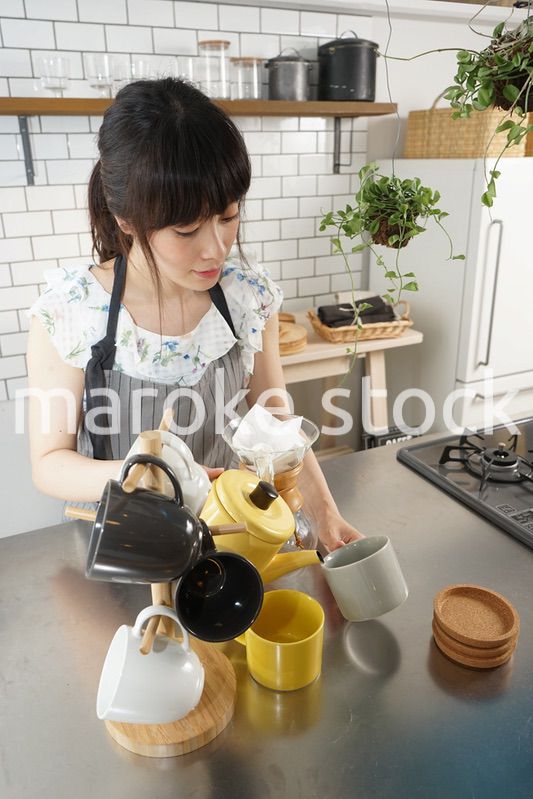 コーヒーを淹れるカフェスタッフ