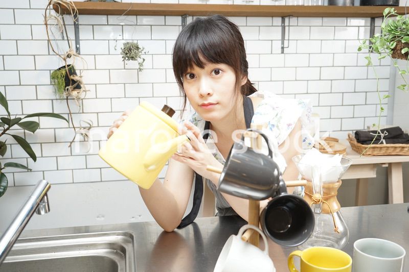 コーヒーを淹れるカフェスタッフ