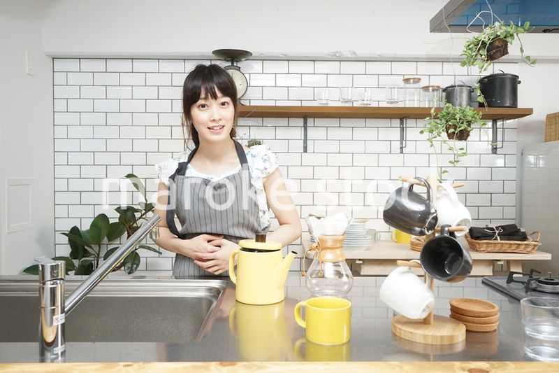 コーヒーを淹れるカフェスタッフ