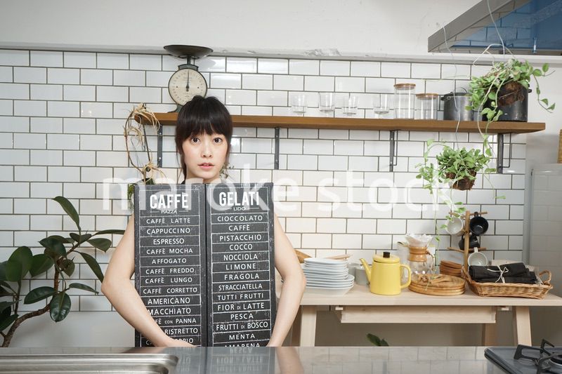 コーヒーを淹れるカフェスタッフ