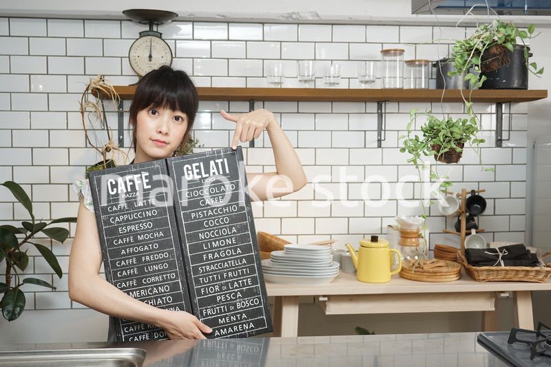 コーヒーを淹れるカフェスタッフ