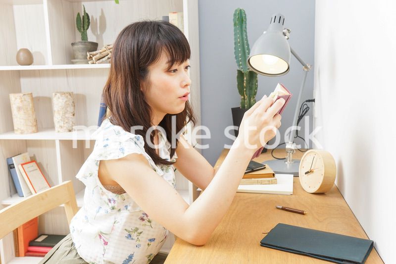 読書をする女性