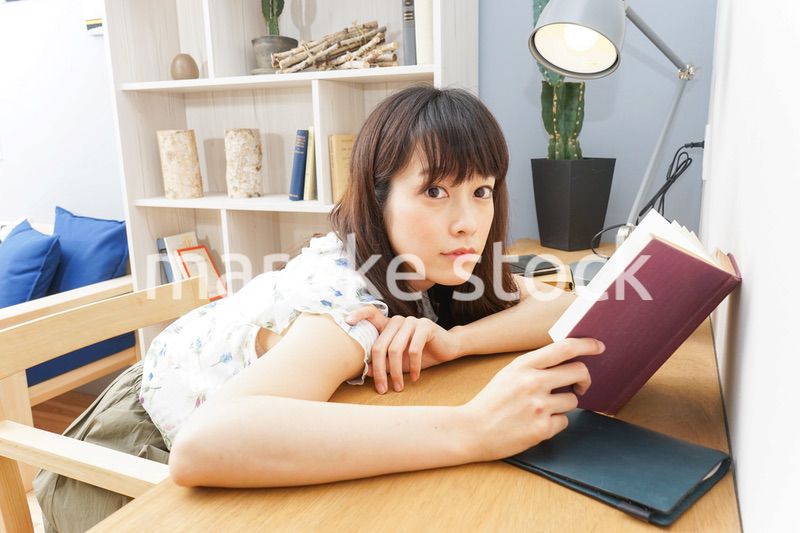 読書をする女性