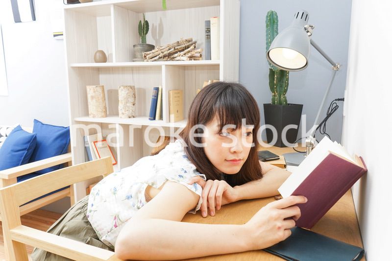 読書をする女性