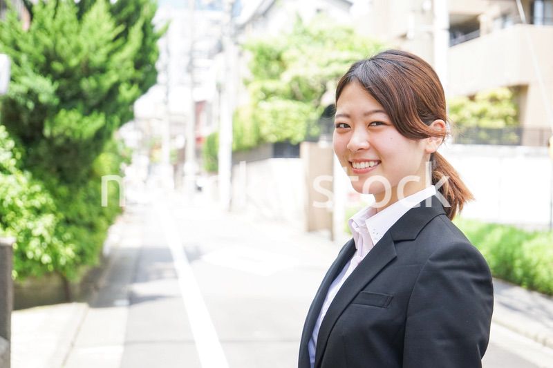 笑顔で営業をする若いビジネスウーマン