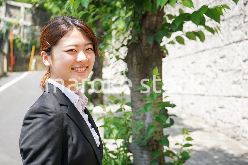 笑顔で営業をする若いビジネスウーマン